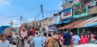 दुबौलिया में अघोषित बिजली कटौती से भड़का गुस्सा:घंटों सप्लाई बंद रहने से बाजार-दफ्तरों का काम प्रभावित; आंदोलन तेज करने की चेतावनी