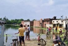 पयागपुर में सड़क पर जलभराव:100 मीटर के रास्ते के लिए लोग लगा रहे 1 किमी का चक्कर, मौत के बाद भी नहीं जागा प्रशासन