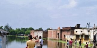 पयागपुर में सड़क पर जलभराव:100 मीटर के रास्ते के लिए लोग लगा रहे 1 किमी का चक्कर, मौत के बाद भी नहीं जागा प्रशासन