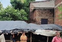 बस्ती में दिव्यांग परिवार पन्नी के नीचे रहने को मजबूर:न आशियाना मिला, न राशन कार्ड; गंदगी में गुजर रही जिंदगी