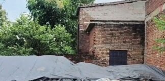 बस्ती में दिव्यांग परिवार पन्नी के नीचे रहने को मजबूर:न आशियाना मिला, न राशन कार्ड; गंदगी में गुजर रही जिंदगी