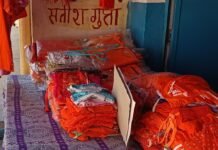 कजरी तीज पर नासिरगंज बाजार सजा:दुकानें भगवा रंग में रंगीं, कांवड़ियों के लिए पूजा सामग्री और वस्त्रों की बिक्री बढ़ी