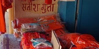 कजरी तीज पर नासिरगंज बाजार सजा:दुकानें भगवा रंग में रंगीं, कांवड़ियों के लिए पूजा सामग्री और वस्त्रों की बिक्री बढ़ी