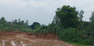 रिसिया में थाने से चंद कदम दूर मिट्टी खनन:गहरी खाई बनी, सड़क क्षतिग्रस्त; ग्रामीणों में आक्रोश, प्रशासन बेखबर
