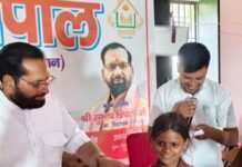 विधायक ने मेधावी बच्चों को बांटी स्टडी टेबल:पयागपुर में किया सम्मानित, बोले- बच्चे भारत के भविष्य के निर्माता