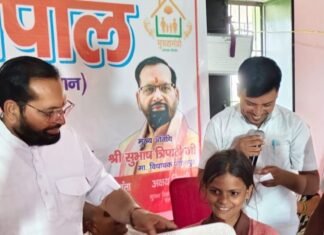 विधायक ने मेधावी बच्चों को बांटी स्टडी टेबल:पयागपुर में किया सम्मानित, बोले- बच्चे भारत के भविष्य के निर्माता