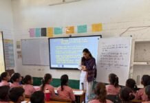 डीएम ने कई स्कूलों-आंगनबाड़ी केंद्र का औचक निरीक्षण किया:कम उपस्थिति पर प्रिंसिपल को फटकारा, साफ-सफाई सही नहीं मिली