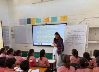डीएम ने कई स्कूलों-आंगनबाड़ी केंद्र का औचक निरीक्षण किया:कम उपस्थिति पर प्रिंसिपल को फटकारा, साफ-सफाई सही नहीं मिली