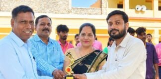 दिग्विजय नाथ इंटर कॉलेज के खिलाड़ियों का सम्मान:अंडर-19 वॉलीबॉल बालक टीम बनी जिला विजेता, बालिका टीम मंडल में रही उपविजेता