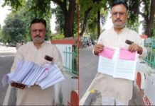 कलेक्ट्रेट पहुंचे ग्रामीण ने झोले में लाए सबूत, ग्राम प्रधान पर लगाया 1.56 करोड़ के घोटाले का आरोप, जानिए पूरा मामला