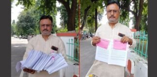 कलेक्ट्रेट पहुंचे ग्रामीण ने झोले में लाए सबूत, ग्राम प्रधान पर लगाया 1.56 करोड़ के घोटाले का आरोप, जानिए पूरा मामला