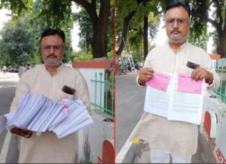 कलेक्ट्रेट पहुंचे ग्रामीण ने झोले में लाए सबूत, ग्राम प्रधान पर लगाया 1.56 करोड़ के घोटाले का आरोप, जानिए पूरा मामला