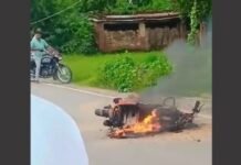 आजमगढ़ में दो बाइकों की जोरदार भिड़ंत, टक्कर के बाद धू-धूकर जलने लगी बाइक, एक घायल