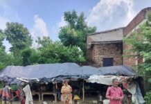 बस्ती में पन्नी के नीचे गुजर रही जिंदगी:पति बीमार चारों बच्चे दिव्यांग, पत्नी मजदूरी के बाद मांग रही मदद