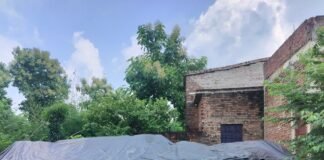 बस्ती में पन्नी के नीचे गुजर रही जिंदगी:पति बीमार चारों बच्चे दिव्यांग, पत्नी मजदूरी के बाद मांग रही मदद