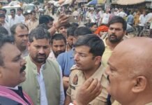 बहराइच में सपा नेताओं के काफिले को पुलिस ने रोका:विनोद साहनी की हत्या के विरोध में मुलाकात के लिए जाते समय हुआ मामला