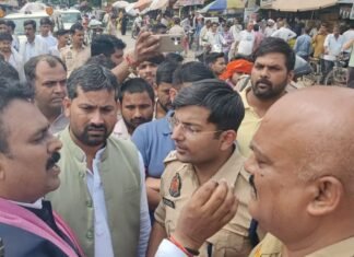 बहराइच में सपा नेताओं के काफिले को पुलिस ने रोका:विनोद साहनी की हत्या के विरोध में मुलाकात के लिए जाते समय हुआ मामला
