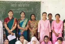 हरितालिका तीज पर छात्राओं ने रचाई मेहंदी:महराजगंज में शालू ने जीता पहला स्थान