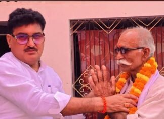 विधायक अजय सिंह ने शंकरपुर में जनचौपाल लगाई:ग्रामीणों की समस्याएं सुनीं और डबल इंजन सरकार की योजनाओं की जानकारी दी