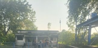 कपूरपुर रजवाहा नहर पर अवैध तरीके से मछली का शिकार:सिंचाई विभाग की लापरवाही, नाबालिग बच्चे जान जोखिम में डालकर पकड़ रहे मछली