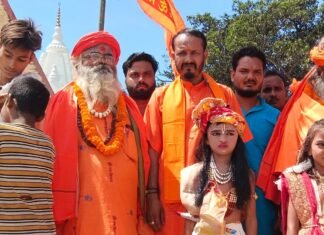 विश्व हिन्दू महासंघ ने निकाली भव्य शोभायात्रा:ब्रह्मलीन महंत अवेद्यनाथ की 12वीं पुण्यतिथि पर चौक बाजार में आयोजन; श्रीकृष्ण जन्मभूमि मुक्ति का संकल्प