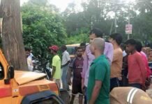 स्कूल गाड़ी ठेले से टकराकर पेड़ में घुसी:11 बच्चे घायल, पैकोलिया में हुआ हादसा