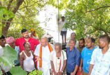 75 साल के बुजुर्ग ने ढाई किमी मनोरमा नदी को:बस्ती में युवाओं के साथ मिलकर चलाया सफाई अभियान, मिला सम्मान