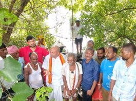 75 साल के बुजुर्ग ने ढाई किमी मनोरमा नदी को:बस्ती में युवाओं के साथ मिलकर चलाया सफाई अभियान, मिला सम्मान