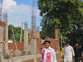 अमोढ़ा के चतुर्भुज मंदिर पर विकास कार्य का निरीक्षण:विधायक ने 1.10 करोड़ के गेस्ट हाउस निर्माण की गुणवत्ता जांची, दिए निर्देश