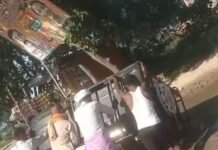गड्ढे में पलटा टेंपो, बाल-बाल बचे लोग:यकघरवा मौजा गोपालपुरवा-मथुरा बाजार मार्ग पर हादसा