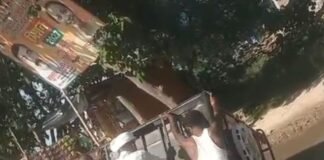 गड्ढे में पलटा टेंपो, बाल-बाल बचे लोग:यकघरवा मौजा गोपालपुरवा-मथुरा बाजार मार्ग पर हादसा