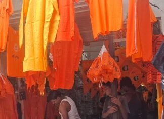 जमुनहा बाजार में कांवरिया सामग्री की बंपर बिक्री:भादो माह में खरीदारी को उमड़ी भीड़, दुकानदारों के चेहरे पर खुशी