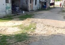 पोखरा आवास की सड़क गड्ढों में बदली:निवासियों ने कहा- एक साल से खराब है सड़क, विभाग नहीं दे रहा ध्यान