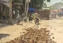 बीरगंज बाजार में जलभराव की समस्या से मिलेगी राहत:सड़क पर ईंट के रोड़े डाले जा रहे; भाजपा विधायक ने समाधान का वादा किया