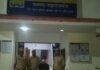 नेपाली शराब की 25 शीशियों के साथ आरोपी गिरफ्तार:निचलौल में 7.5 लीटर शराब बरामद; तस्करी पर पुलिस की खास नजर
