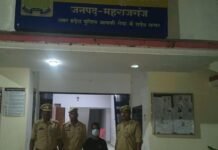 नेपाली शराब की 25 शीशियों के साथ आरोपी गिरफ्तार:निचलौल में 7.5 लीटर शराब बरामद; तस्करी पर पुलिस की खास नजर