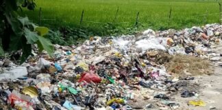 फरेंदा में नगर पंचायत सड़क किनारे फेंक रही कचरा:दीनदयाल उपाध्याय नगर में गंदगी से लोग परेशान, बदबू और बीमारियों का डर