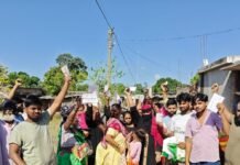 आंबा में राशन नहीं मिलने पर महिलाओं का हंगामा:कार्डधारकों को बार-बार लौटाया, बिछिया के लिए अलग कोटेदार की मांग