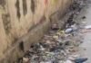 गिलौला के शहीद स्मारक के पास नाली में कूड़ा जमा:सफाई न होने से स्थानीय लोग परेशान, पानी की निकासी पर भी असर