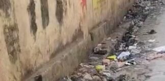 गिलौला के शहीद स्मारक के पास नाली में कूड़ा जमा:सफाई न होने से स्थानीय लोग परेशान, पानी की निकासी पर भी असर
