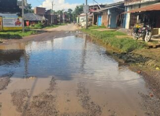 लक्ष्मणपुर में सड़क पर जलभराव से हादसे का खतरा:पानी में छिपे गड्ढे नहीं दिखते, राहगीर और वाहन चालक परेशान