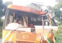 चालक को झपकी आई, डंपर में घुसी रोडवेज बस:बहराइच में महिला परिचालक समेत 4 गंभीर; बस का अगला हिस्सा बुरी तरह क्षतिग्रस्त