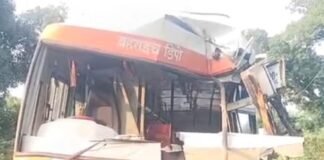 चालक को झपकी आई, डंपर में घुसी रोडवेज बस:बहराइच में महिला परिचालक समेत 4 गंभीर; बस का अगला हिस्सा बुरी तरह क्षतिग्रस्त