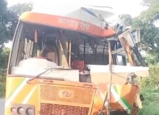 चालक को झपकी आई, डंपर में घुसी रोडवेज बस:बहराइच में महिला परिचालक समेत 4 गंभीर; बस का अगला हिस्सा बुरी तरह क्षतिग्रस्त