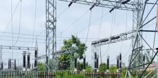 फरेन्दा में बिजली कटौती से लोग परेशान:सरकारी कामकाज और जनजीवन प्रभावित, बरसात में रात को कई बार कटती है बिजली