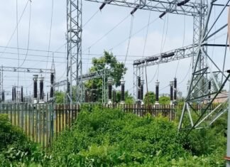 फरेन्दा में बिजली कटौती से लोग परेशान:सरकारी कामकाज और जनजीवन प्रभावित, बरसात में रात को कई बार कटती है बिजली