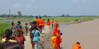 कजरी तीज पर कांवड़ियों ने राप्ती नदी से जल भरा:60 किलोमीटर दूर विभूतिनाथ मंदिर के लिए पैदल रवाना हुए, कल करेंगे जलाभिषेक