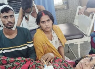 पुरानी रंजिश को लेकर दो पक्षों में मारपीट:लाठी-डंडे चले, महिला-पुरुष घायल; बहराइच रेफर किया गया