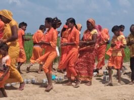 कांवड़ियों ने राप्ती नदी से जल भरा:कजरी तीज पर जंगली नाथ मंदिर में जलाभिषेक के लिए 55 किमी यात्रा करेंगे