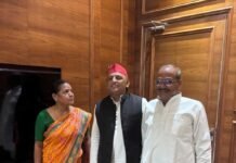 अखिलेश यादव से मिले सुशील टिबड़ेवाल:महराजगंज की पांचों विधानसभा सीटों पर जीत का लक्ष्य दिया, कई मुद्दों पर हुई चर्चा